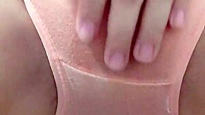 एक उत्तेजित पिनय माँ की बड़ी गांड और प्राकृतिक स्तन स्कैंडलस वीडियो में