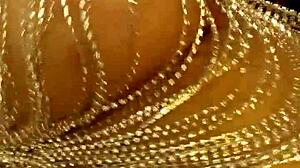 बड़े प्राकृतिक स्तनों वाली एक शानदार फारसी सुंदरता के रूप में देखें, जो आपके लिए उन्हें उछालती है और छोड़ती है।